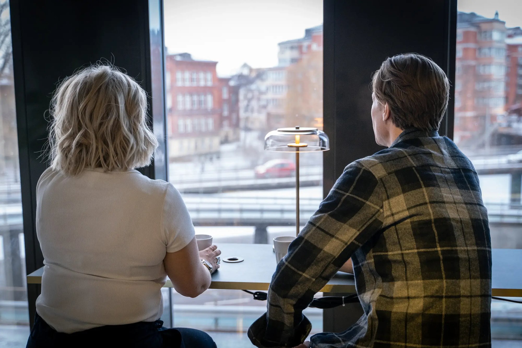 Två personer tittar ut 